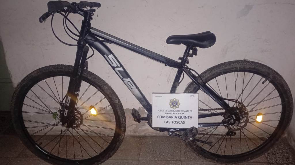 La policía de Las Toscas, recuperó una bicicleta de un domicilio; aún NO hay reclamo por parte del propietario.
