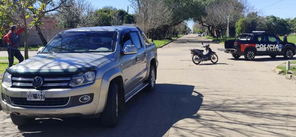Una camioneta colisionó a una motociclista en Las Toscas, la mujer fue internada en el hospital de Reconquista.