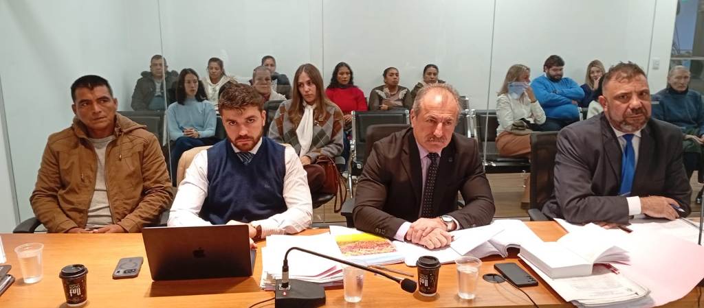 La comunidad santafesina reclama una justicia seria y comprometida; Después de 25 años del triple crimen de El Biguazal, comenzó un nuevo juicio a Carlos Cano.