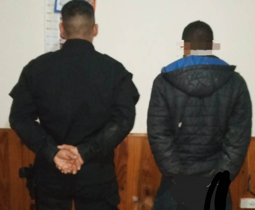 La policía de Las Toscas, detuvo a un delincuente que acababa de robar un chivo en el barrio San Felipe.