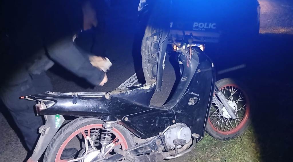 Los efectivos policiales de la comisaría Séptima de Villa Ana, esclarecieron el robo de una moto y detuvieron a dos delincuentes.