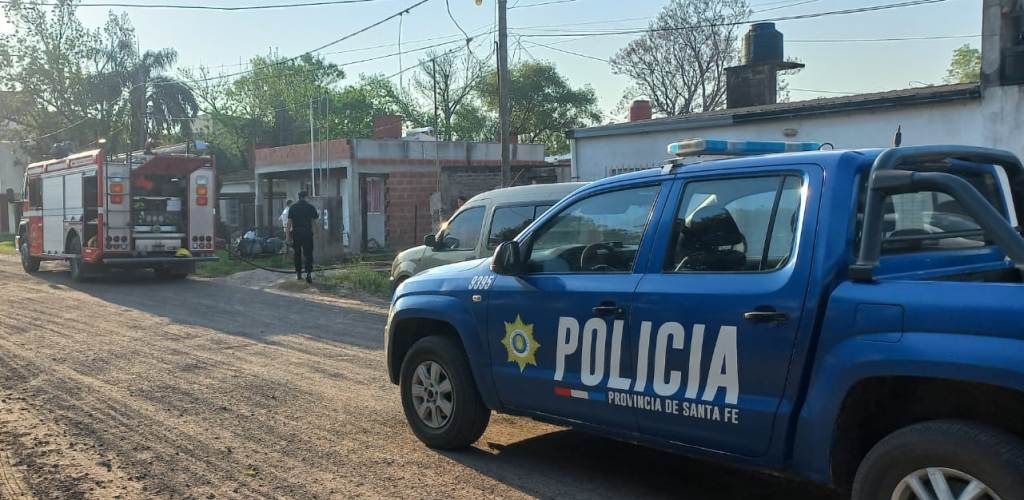 La policía de Villa Ocampo informó sobre el incendio de un galpón producido por el cortocircuito en un automóvil; solo daños materiales.