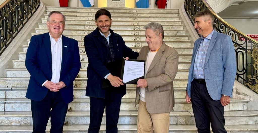 El gobernador santafesino Maximiliano Pullaro recibió al expresidente Eduardo Duhalde.