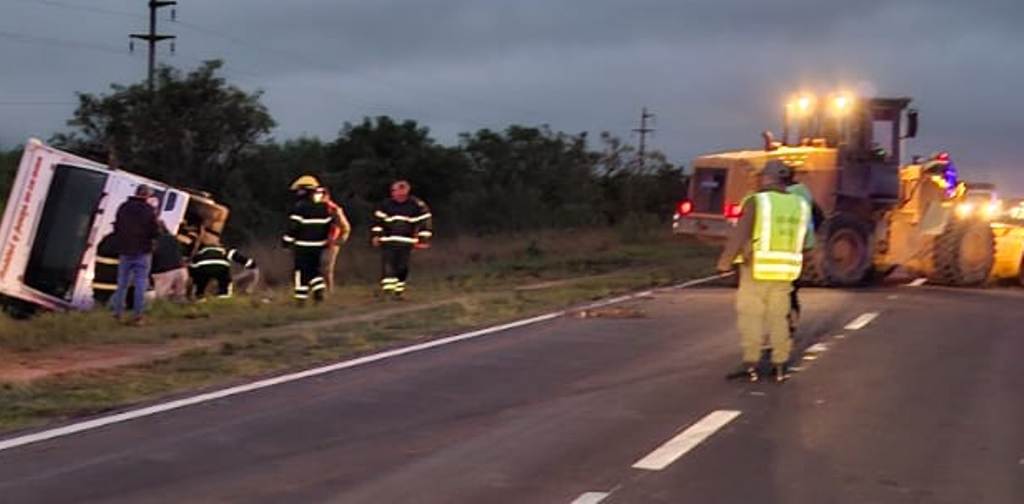 Volcó un camión y despistó una camioneta en la ruta nacional 11, en el norte del departamento General Obligado; “Arroyo Ceibal-Villa Ocampo”.