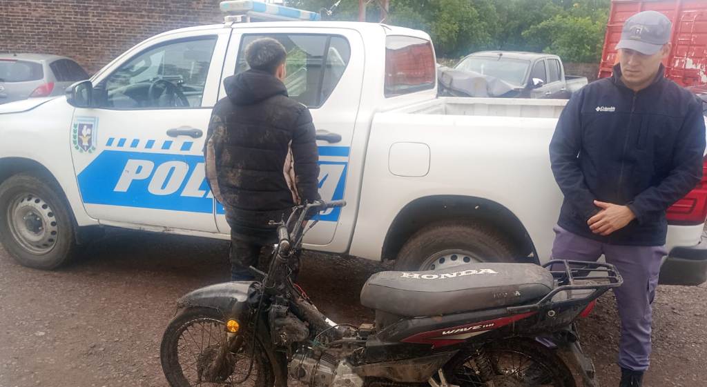 La policía de Basaíl recuperó una moto robada en Florencia y detuvo al delincuente.