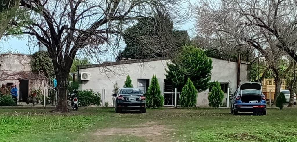 Un hombre de 79 años de edad de Villa Ocampo, cayó del techo de su casa y murió en el acto al estrellar su cráneo contra el piso.