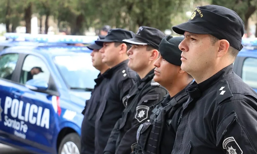 Pullaro firmó el decreto para el ascenso de 2764 policías en Santa Fe con retroactividad a enero.