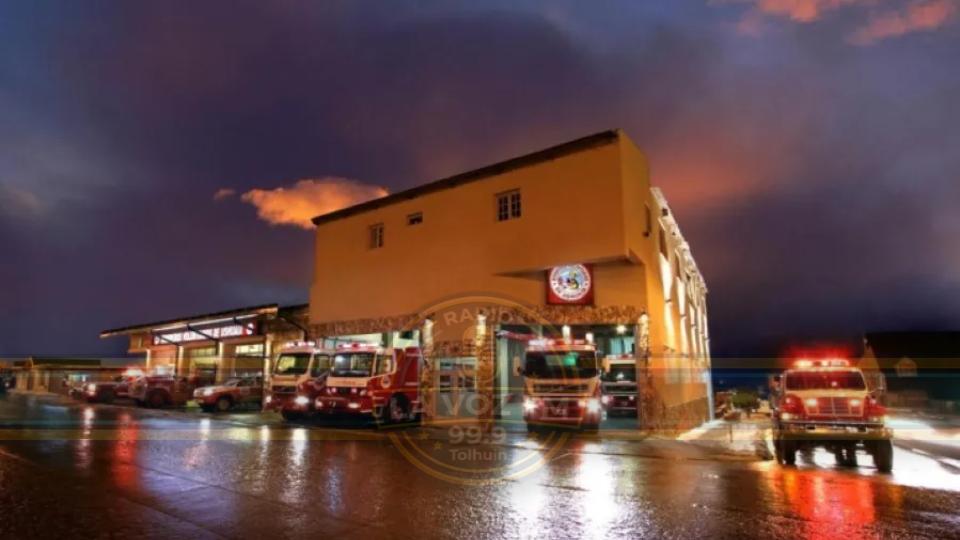 UN AUTO SE INCENDIÓ MIENTRAS CIRCULABA Y LOS VECINOS AYUDARON A SOFOCAR LAS LLAMAS