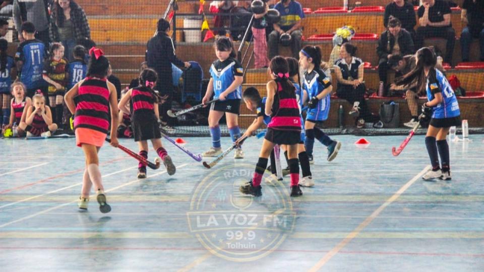 LA CASA DEL DEPORTE DE TOLHUIN REUNIÓ A MÁS DE 140 NIÑOS Y NIÑAS EN UN ENCUENTRO REGIONAL DE HOCKEY