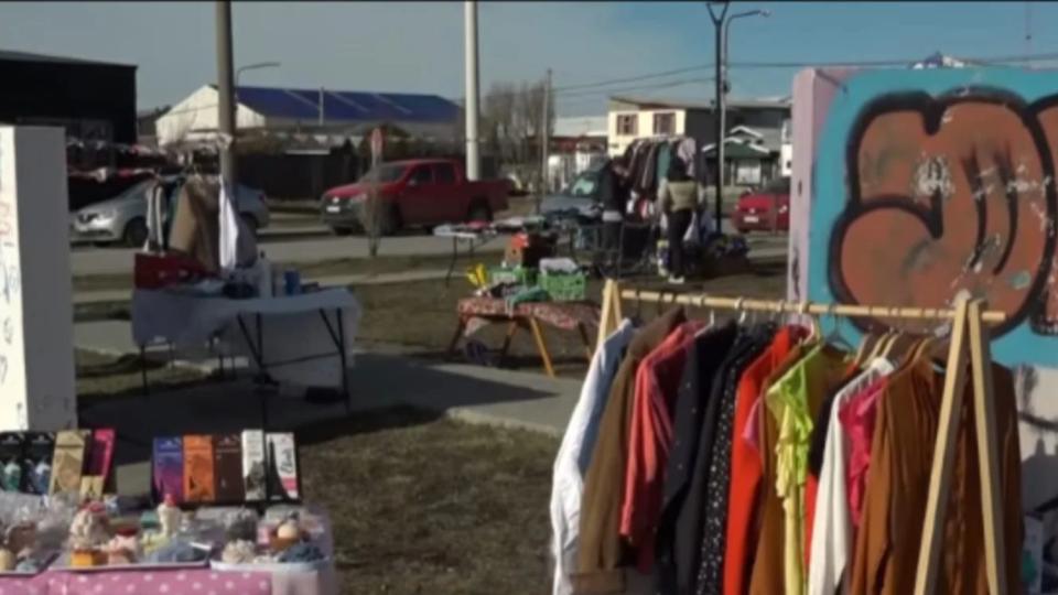 UNA ALTERNATIVA FRENTE A LOS COSTOS: EMPRENDEDORES SE ORGANIZAN Y REALIZAN SU PROPIA FERIA EN LA PLAZA DE LOS ONAS