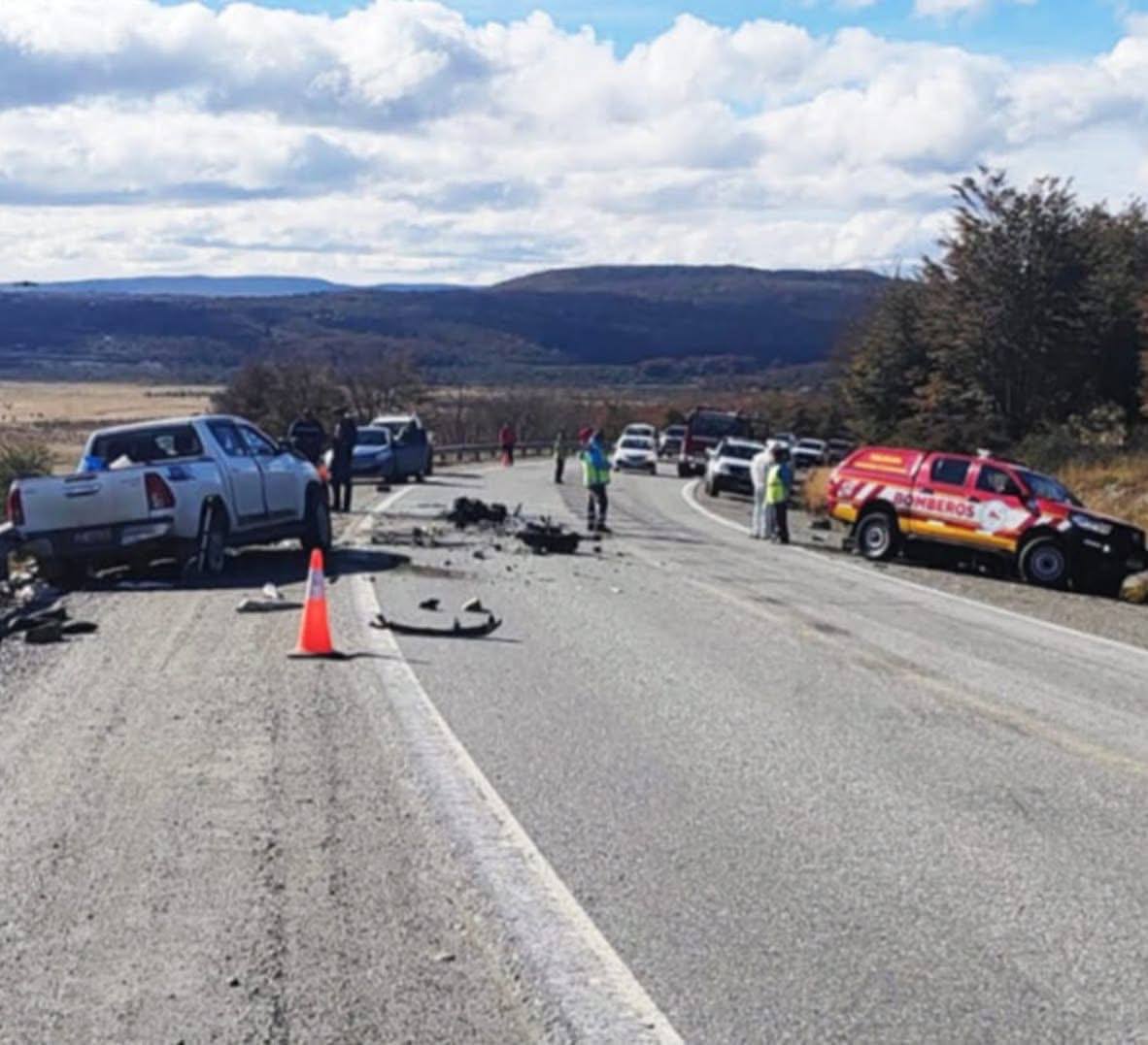 COLISIÓN VEHICULAR EN TOLHUIN: UN FIAT UNO IMPACTÓ CONTRA UN MERCEDES BENZ ESTACIONADO
