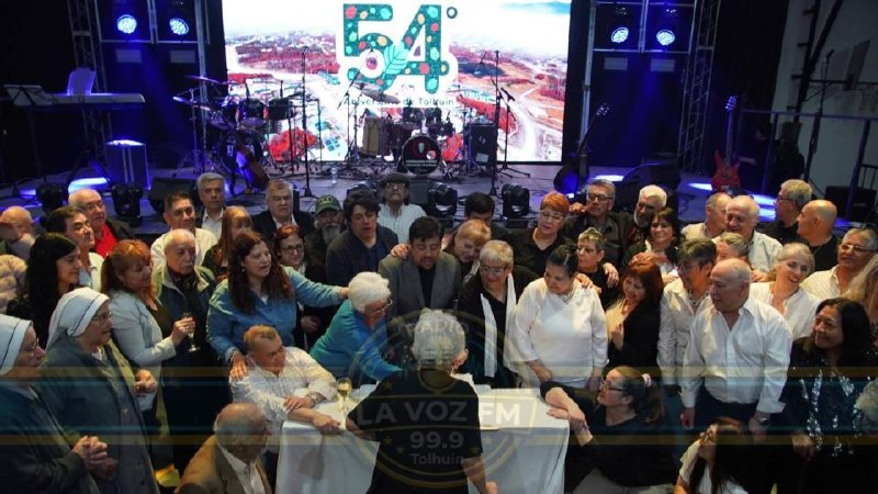 TOLHUIN HOMENAJEÓ A SUS ANTIGUOS POBLADORES CON UNA NOCHE DE ENCUENTRO, MÚSICA Y RECUERDOS