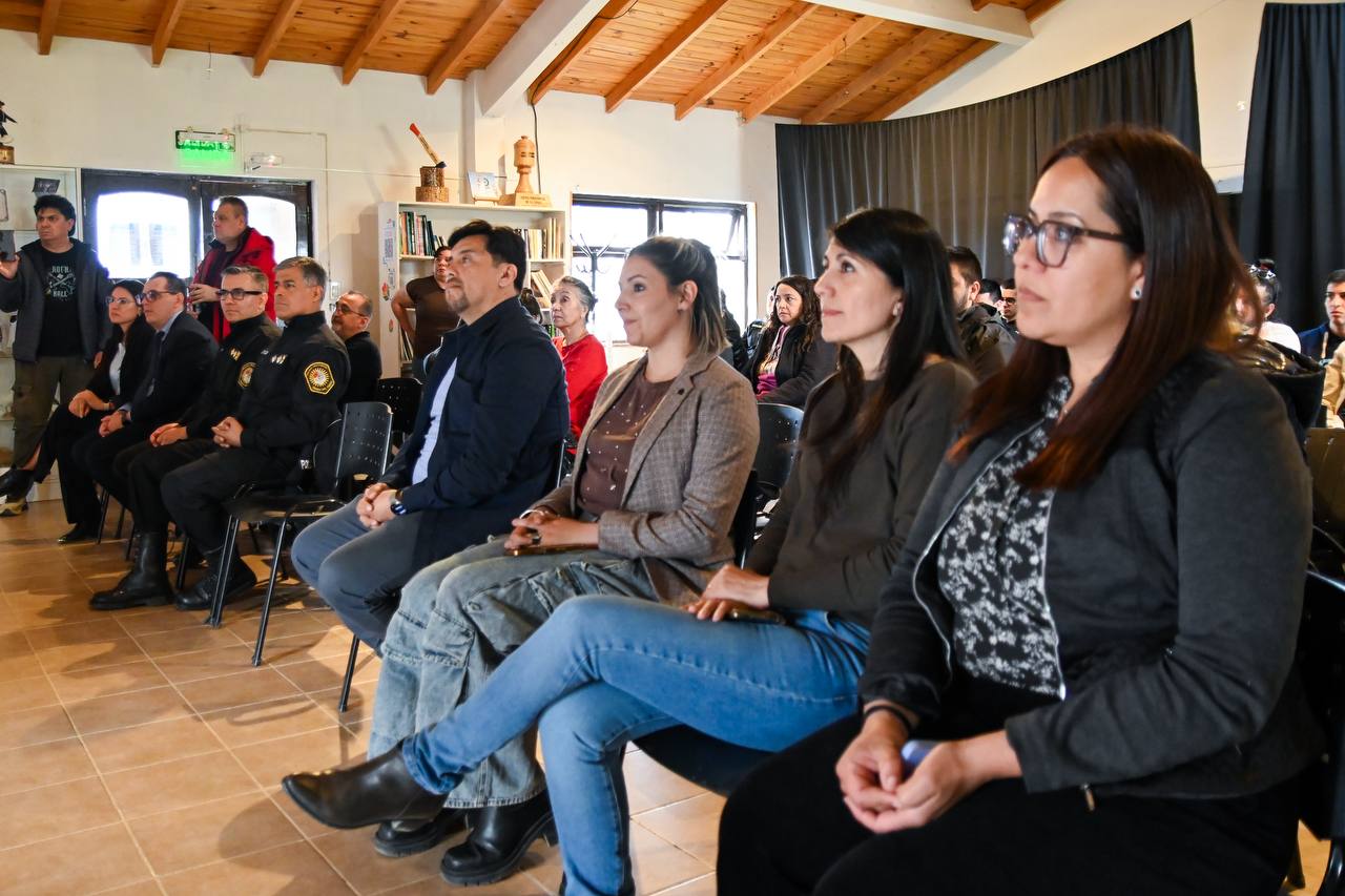 EL MUNICIPIO ACOMPAÑÓ UNA CHARLA SOBRE CIBERSEGURIDAD EN TOLHUIN