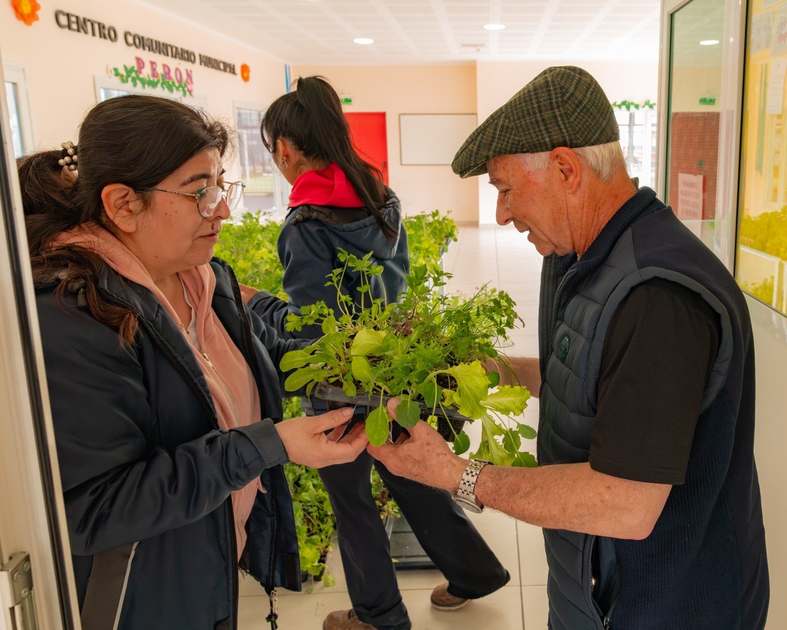 photo_5116142009545592188_w.jpg SOBERANÍA ALIMENTARIA EN CASA: EL MUNICIPIO ENTREGARÁ 50.000 PLANTINES Y ABRIRÁ NUEVOS CUPOS