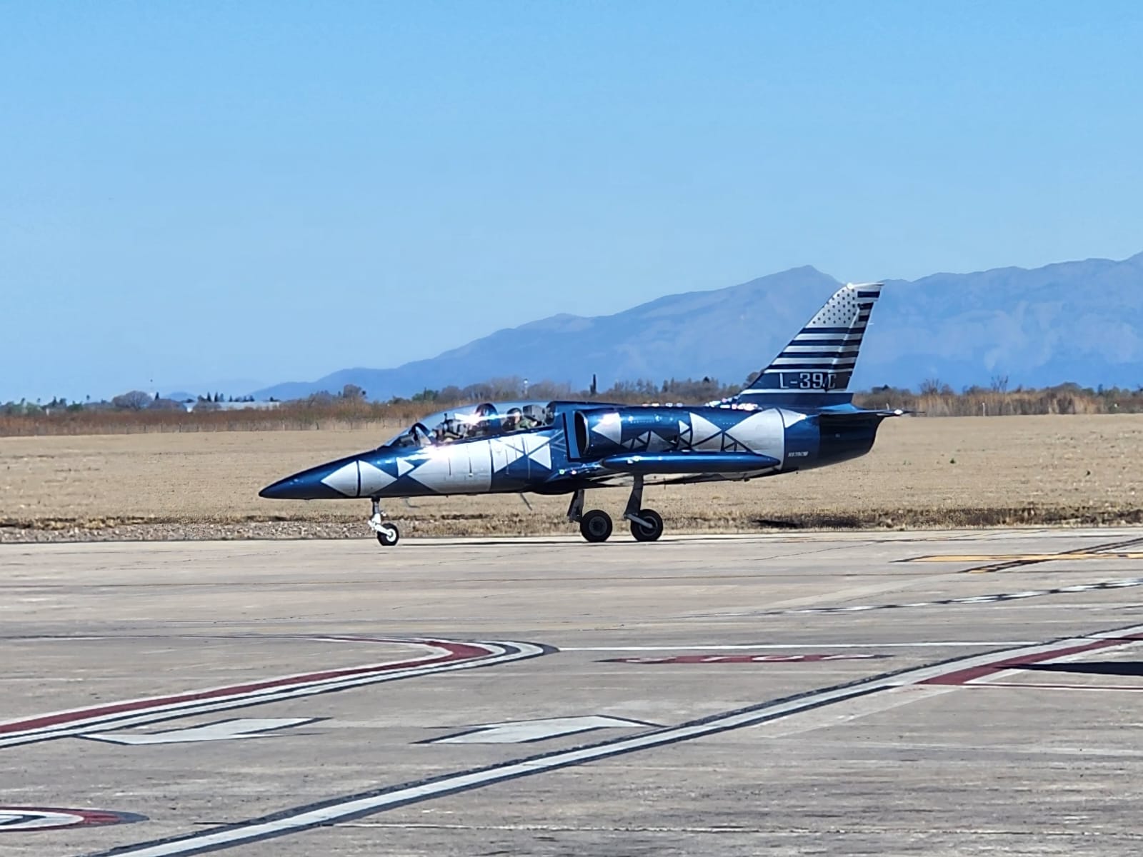 UN L-39 ALBATROS SORPRENDIÓ EN EL CIELO DE SALTA: LLEGÓ DESDE ESTADOS UNIDOS Y AHORA APUNTA A USHUAIA