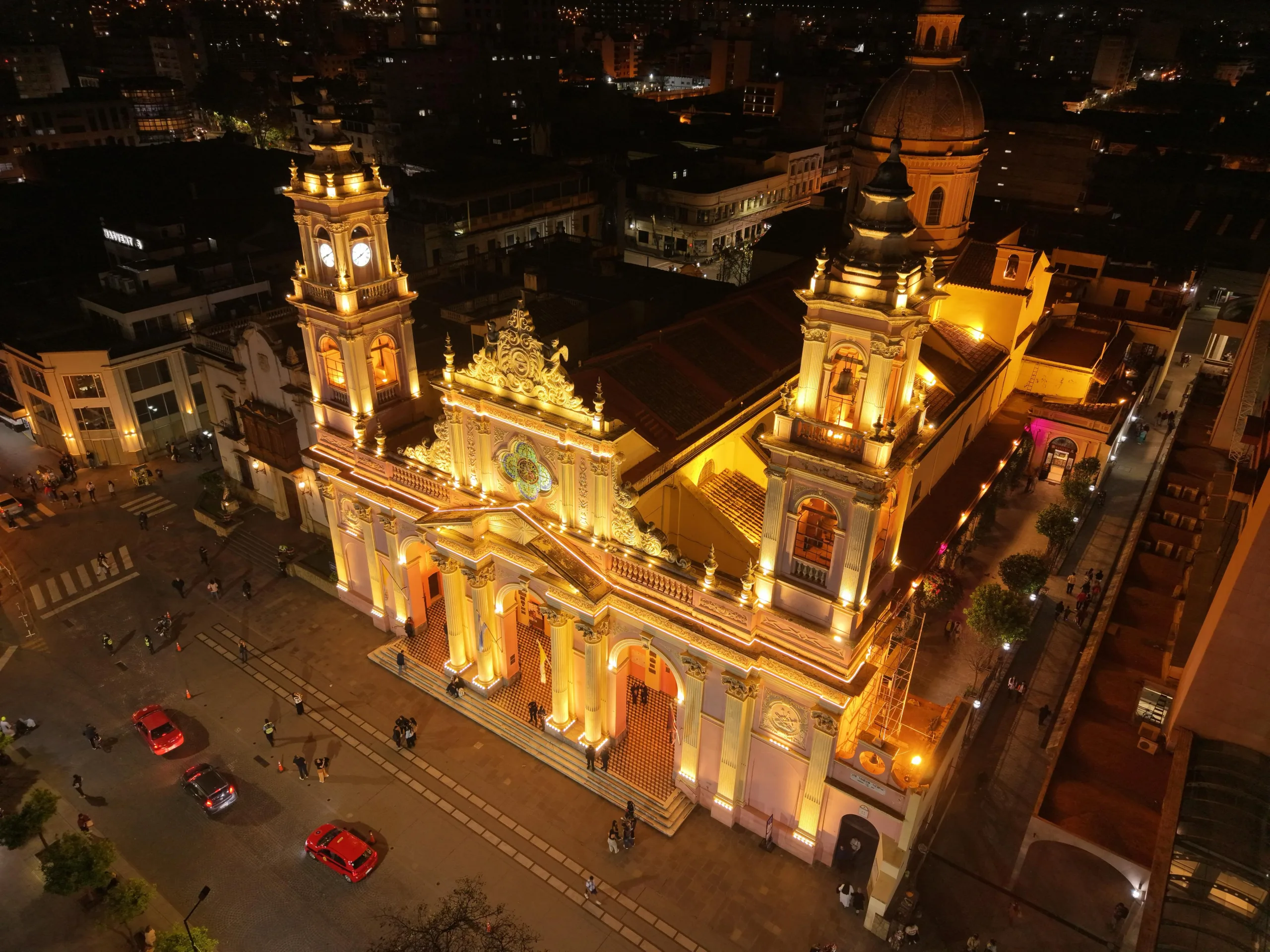 La Catedral de Salta estrenó nueva iluminación y se prepara para el Milagro