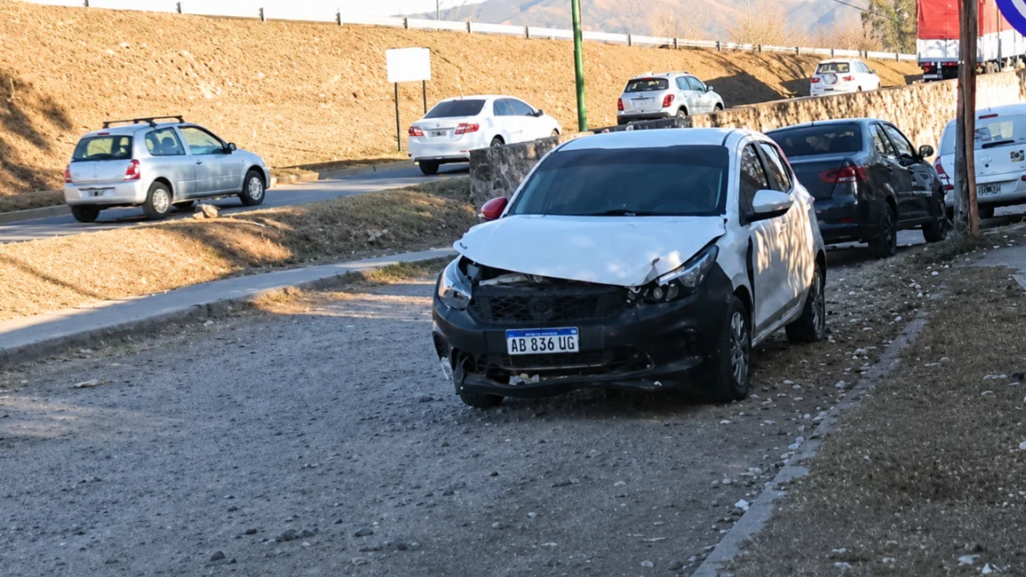 CHOQUE EN LA ROTONDA DE SAN LUIS: UN CONDUCTOR DIO 1,56 G/L DE ALCOHOL Y UNA JOVEN FUE HOSPITALIZADA