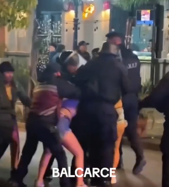 VIDEO – Otra madrugada de tensión en el Paseo Balcarce: pelea, corridas y golpes en plena calle