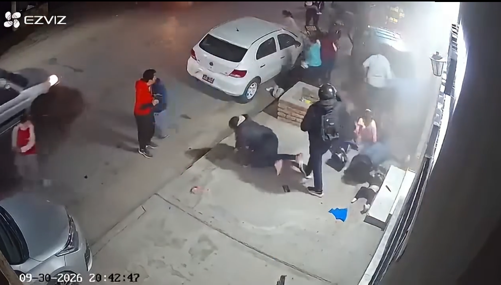 VIDEO: EL INSTANTE EN QUE UN AUTO SE SUBIÓ A LA VEREDA Y EMBISTIÓ A VARIAS PERSONAS