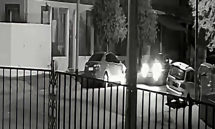 Buscan a un Peugeot negro que chocó un auto estacionado y se fugó en Salta