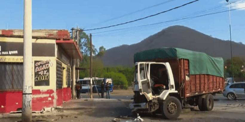 Fuerte choque en avenida Asunción: un camión se cruzó de carril y chocó a cinco vehículos