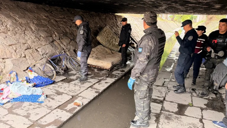 Limpieza en el canal Esteco: retiraron colchones, maderas y residuos acumulados bajo los puentes