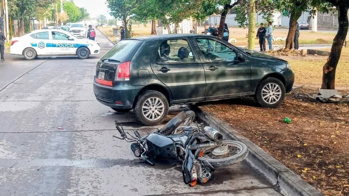 Fuerte choque en Villa Palacios: un auto terminó sobre la vereda tras impactar con una moto