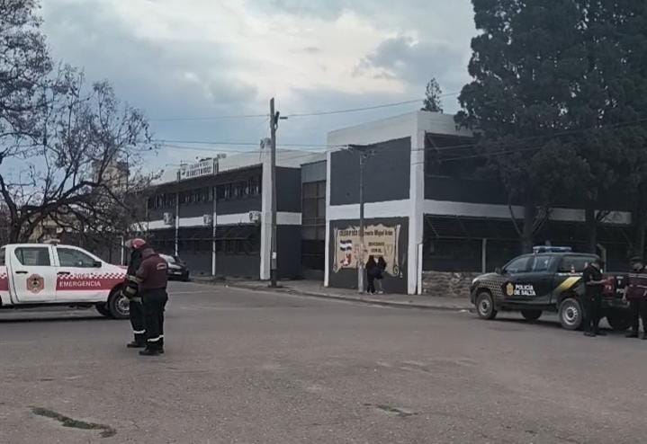 Alerta en Salta: un escape de gas frente al colegio Aráoz obligó a evacuar el edificio