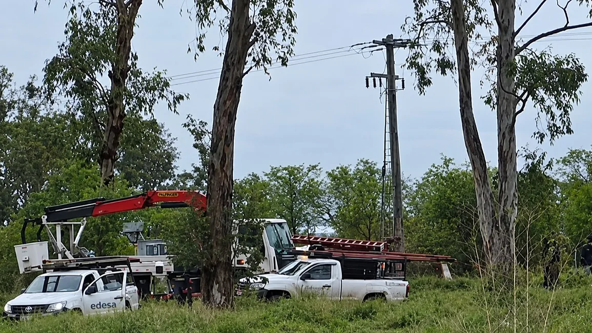 Pichanal: un operario de EDESA recibió una descarga eléctrica y quedó suspendido de los cables