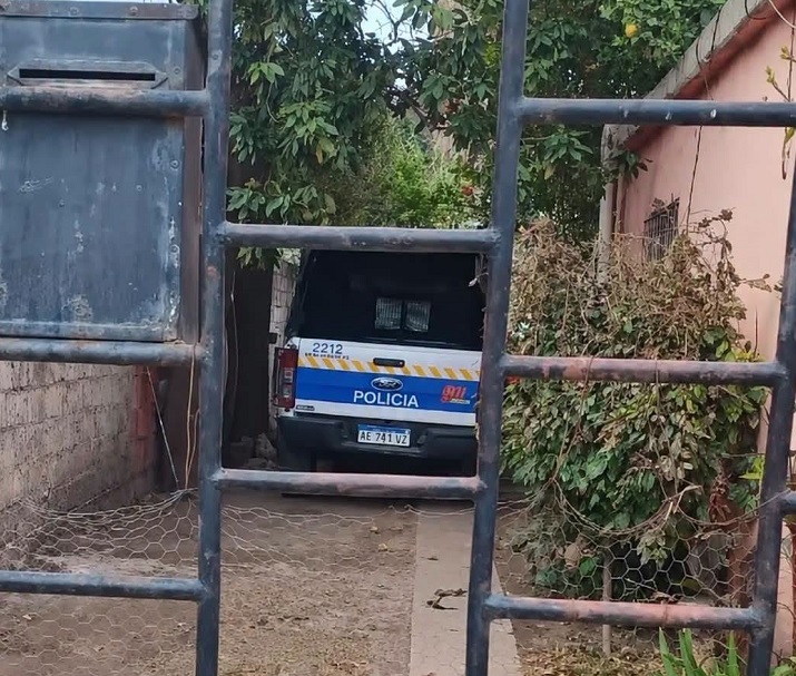 “NO HAY MÓVILES”: VECINOS DE LA FAMA DENUNCIAN EL PRESUNTO USO PERSONAL DE UNA CAMIONETA DEL 911