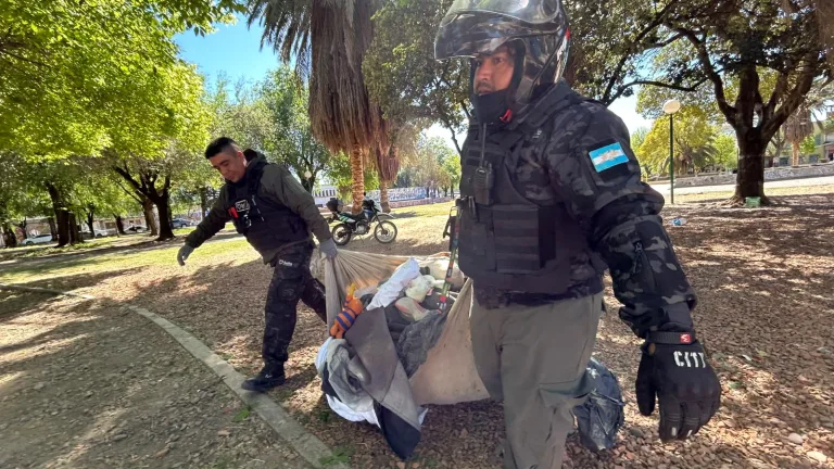 Preocupación en Plaza Gurruchaga: vecinos denunciaron basura, consumo de alcohol y presunta venta de drogas