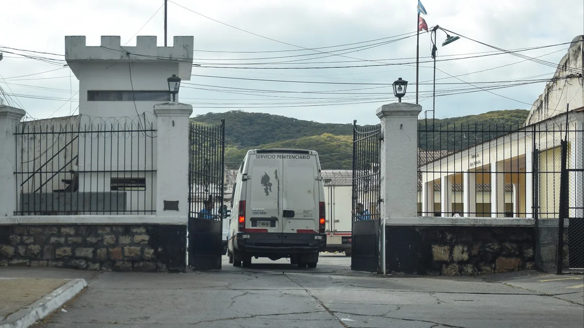 Murió un interno en la cárcel de Villa Las Rosas y esperan el informe forense