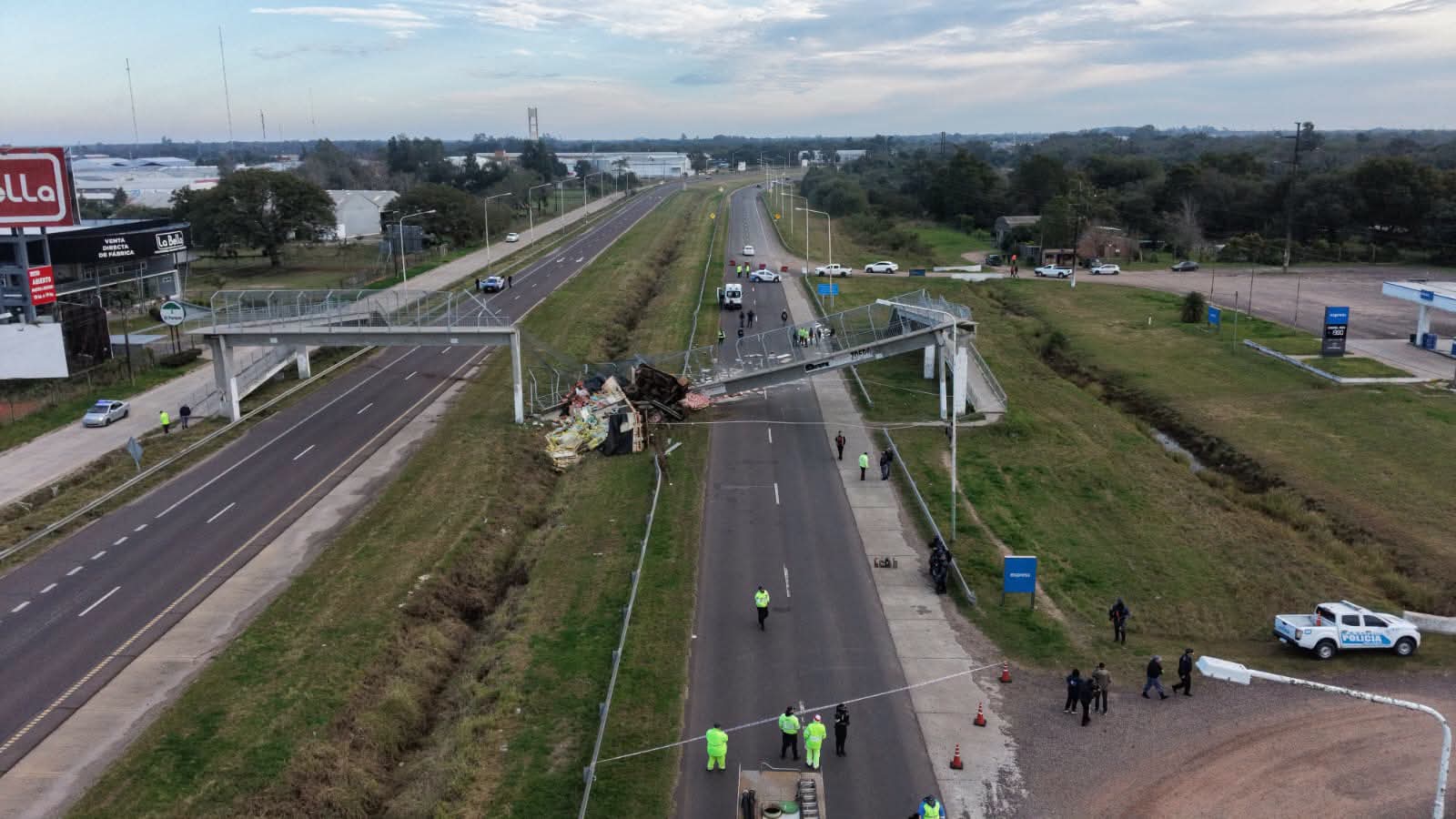 Puerto Tirol: un camión impactó contra un puente peatonal y murió su conductor