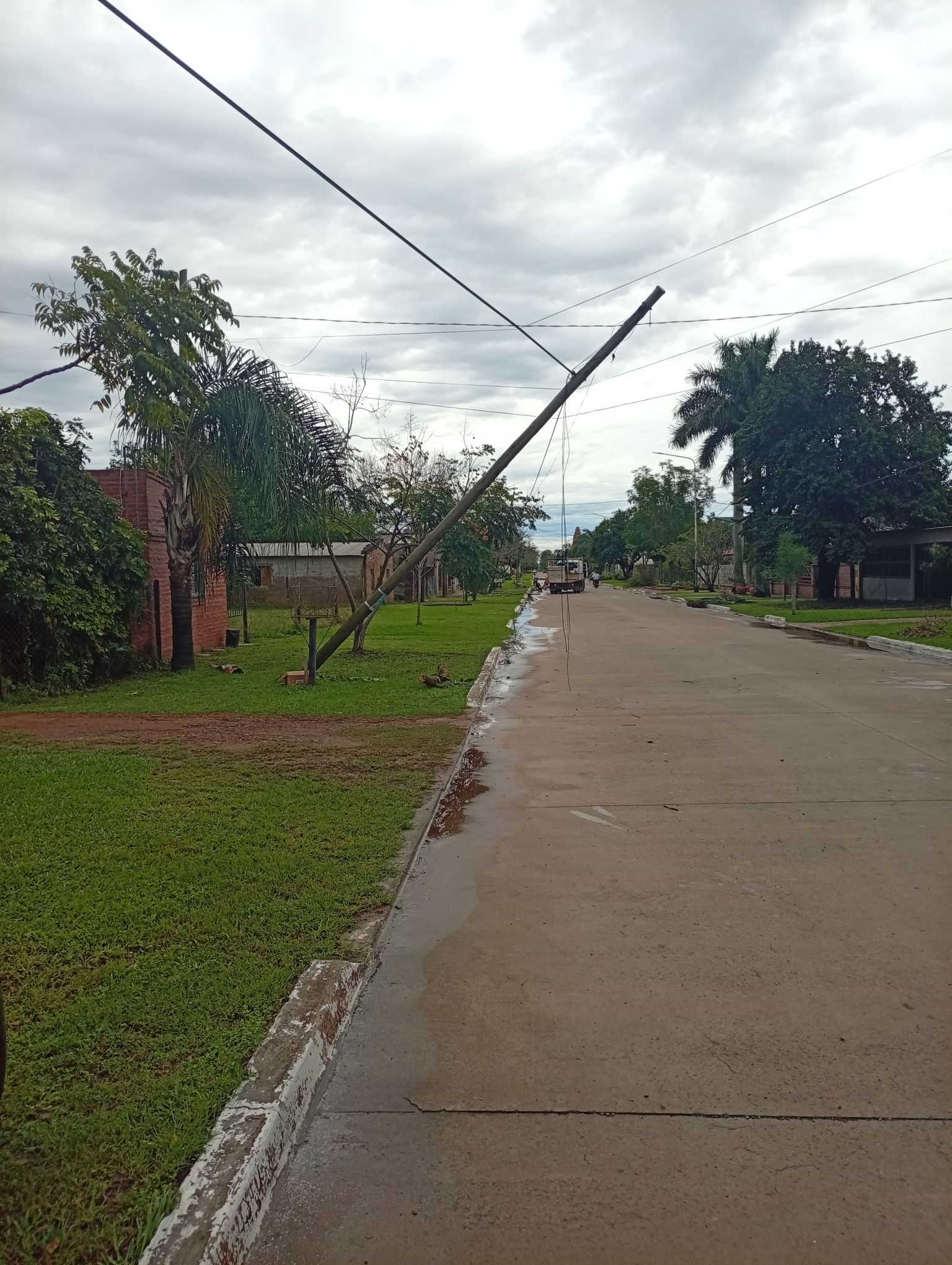 Temporal en Makallé: cayeron 75 milímetros y alertan por postes inclinados y cables bajos