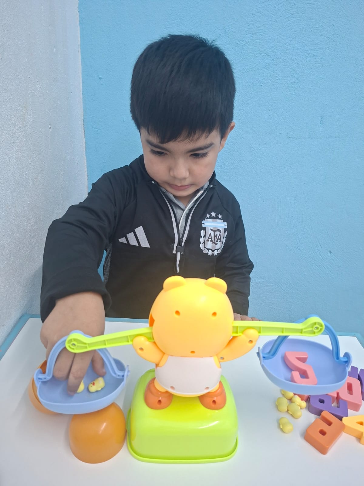 Joan necesita realizarse un estudio para determinar el tratamiento que debe seguir y su familia organiza una rifa solidaria