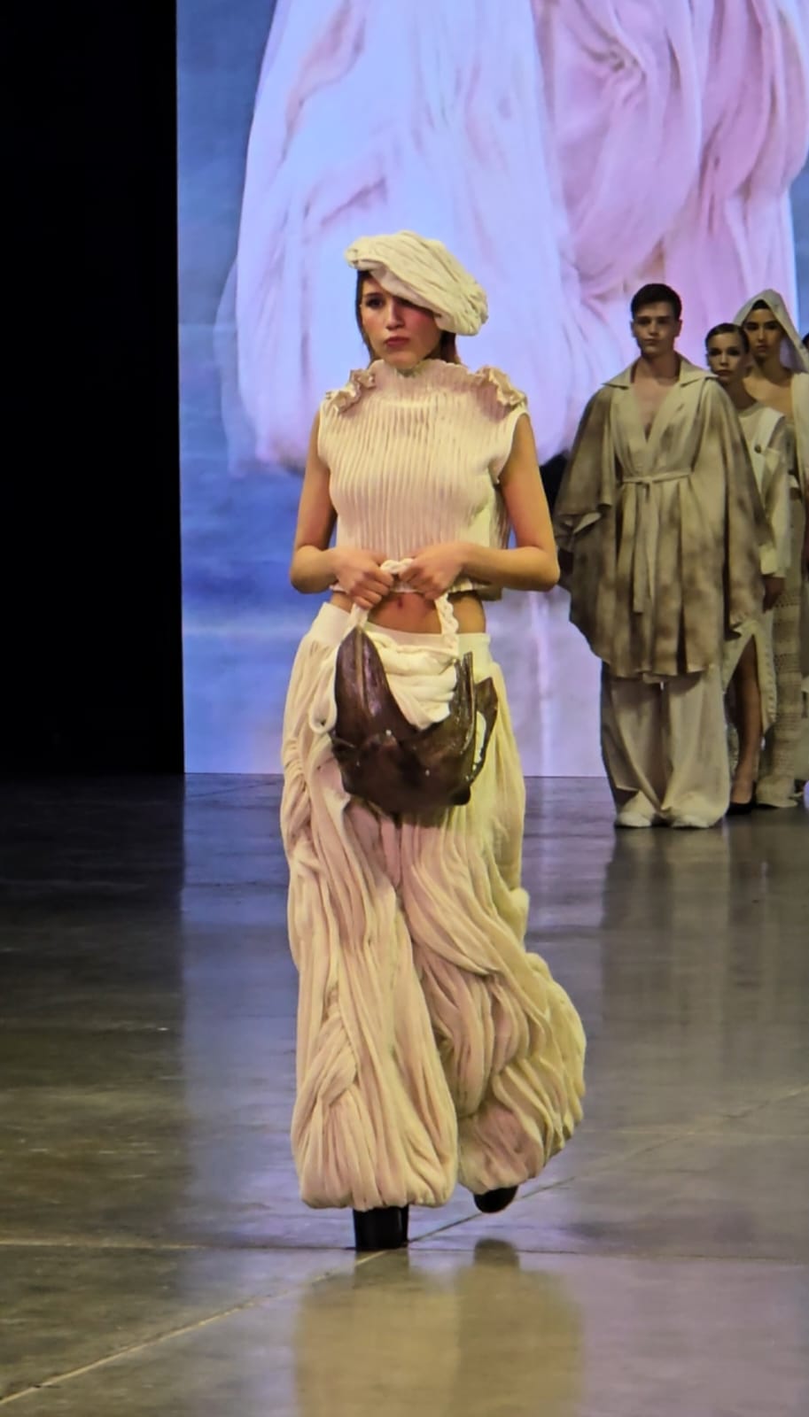 Celeste Flores llevó su diseño inspirado en el algodón al Argentina Fashion Week Chaco 2026
