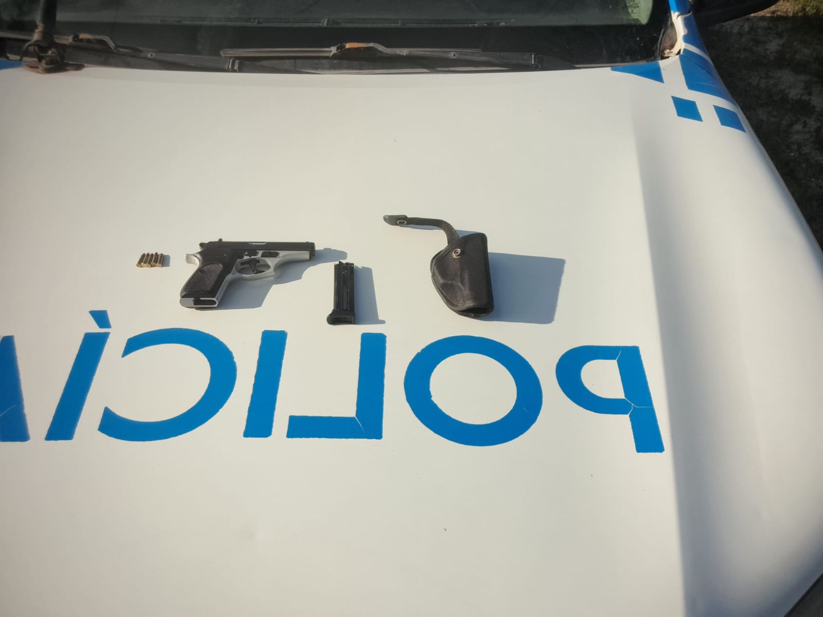 Detienen a un hombre que portaba una pistola calibre 22 sin documentación en un control rural