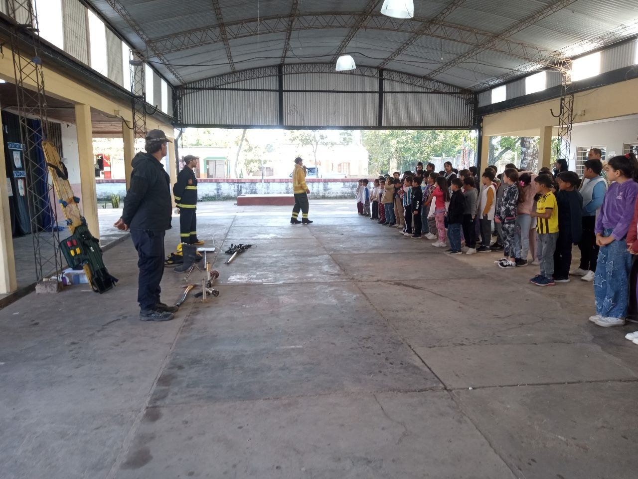 Bomberos Voluntarios de Makallé compartieron charlas y simulacro de evacuación con alumnos de la Escuela 947