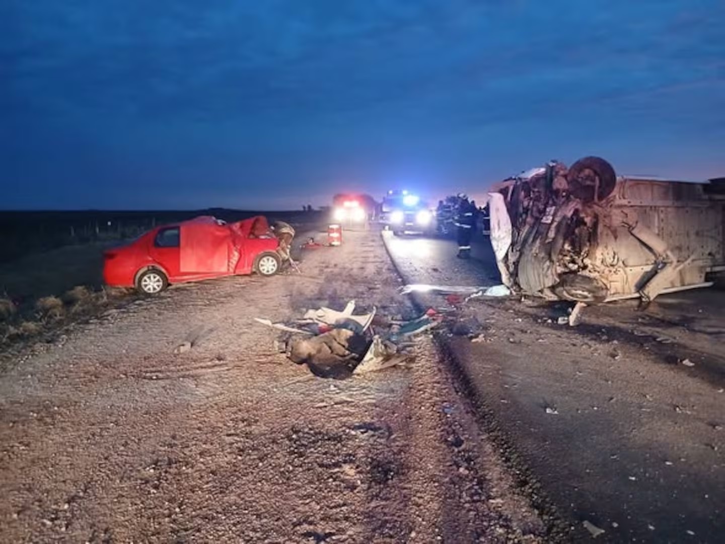 Tragedia en Córdoba: 2 muertos y 16 niñas heridas tras un choque frontal entre un auto y un minibús