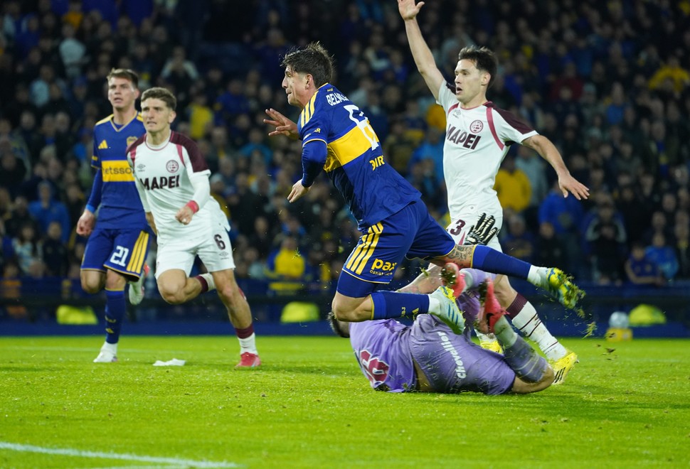 Boca, sin merecerlo, le ganó a Lanús en la última jugada del partido