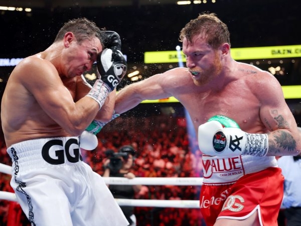 Mientras entrena para Mbilli, a Canelo el retiro le pasa por la cabeza