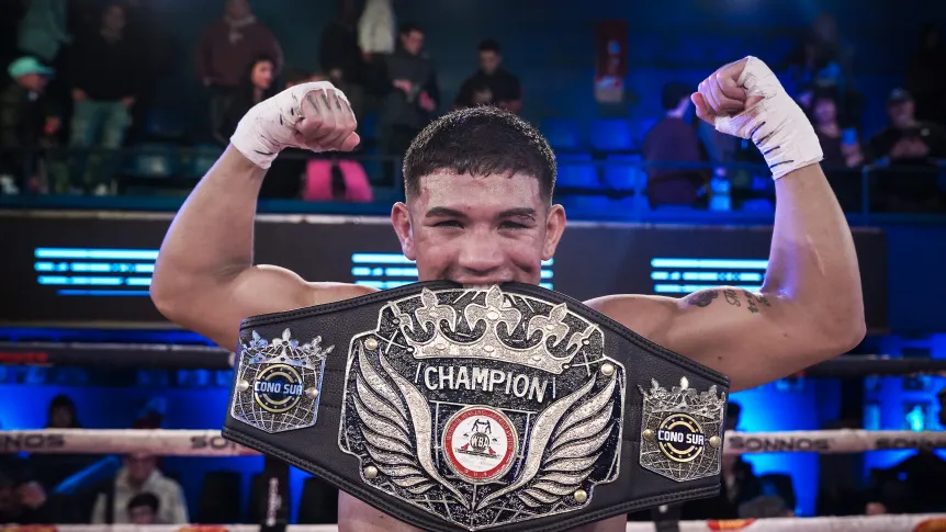 Nahuel Espíndola liquidó en el cuarto a Diego Borda y es Campeón Fedelatin AMB