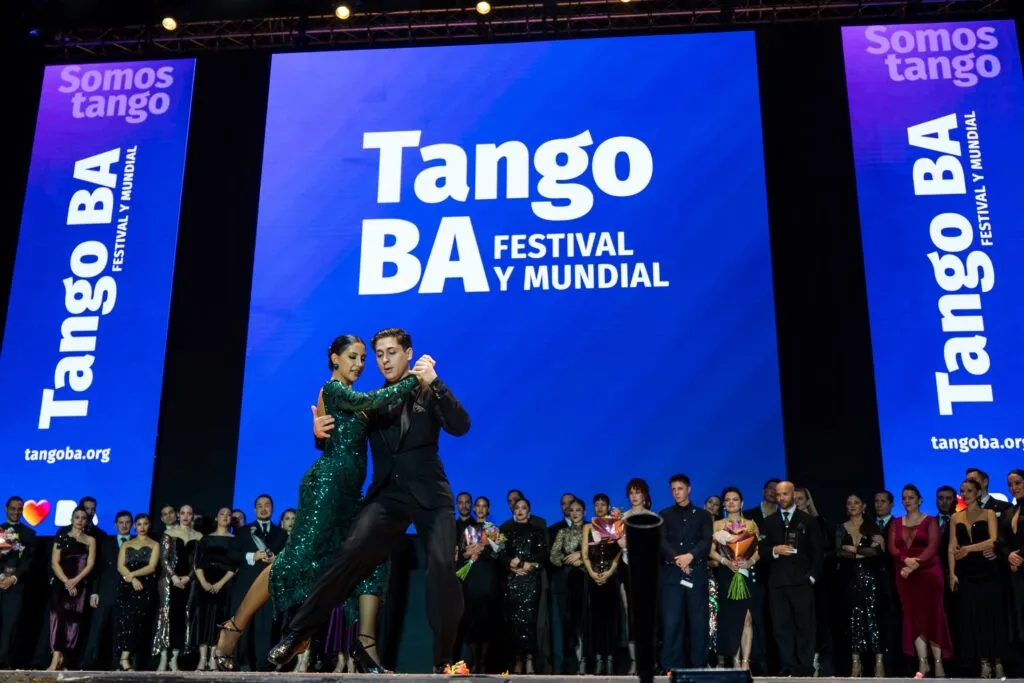 Lucas Gauto y Naima Gerasopoulou ganaron el Mundial de Tango (Pista) 2026
