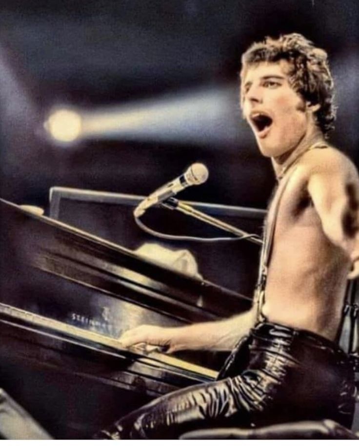 Irán a subasta el piano, micrófono y borradores de canciones de Freddie Mercury