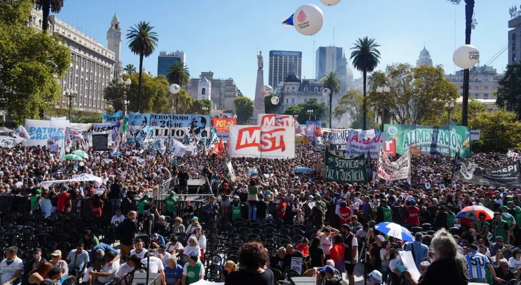 1000589419.jpg La «Marcha de la Bronca»: miles de personas protestaron contra Javier Milei en todo el país