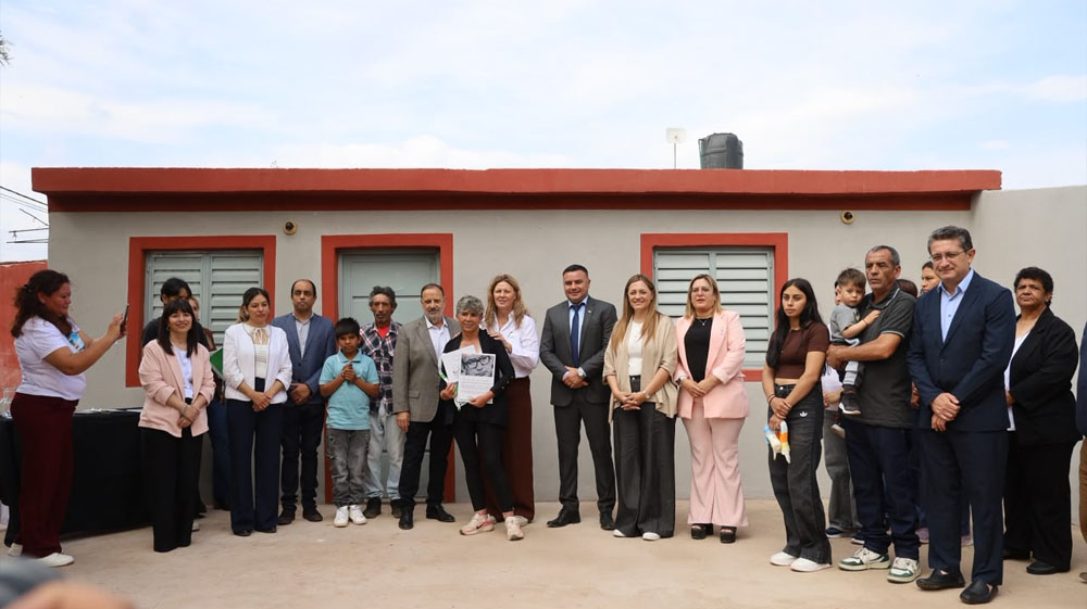 Quintela entregó siete viviendas y anunció apoyo para que diez familias construyan en sus lotes