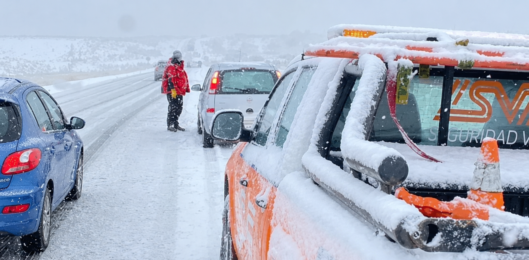 Con motonieves y patrullas especiales, Neuquén refuerza la prevención en rutas turísticas durante el invierno