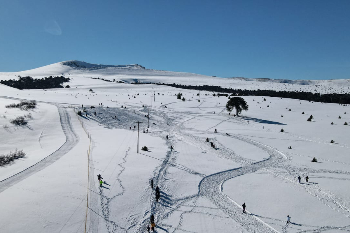 Con abundante nieve, Villa Pehuenia-Moquehue invita a vivir una experiencia inolvidable entre naturaleza, esquí y gastronomía