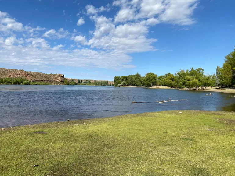 Investigan la muerte de un hombre encontrado flotando en el río Negro en Isla Jordán