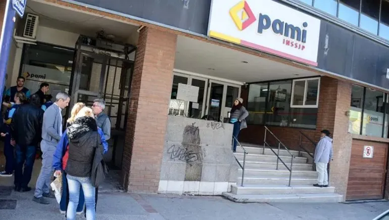 Adultos mayores en alerta: la falta de medicamentos y la demora en la atención médica agravan la crisis
